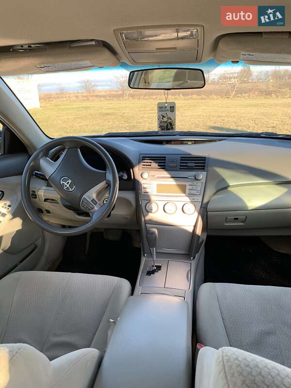 Седан Toyota Camry 2010 в Ровно