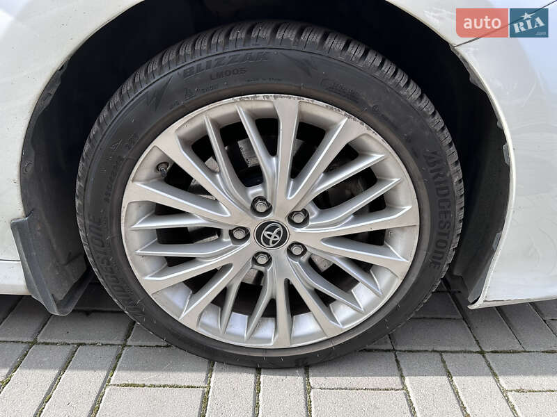 Седан Toyota Camry 2019 в Днепре