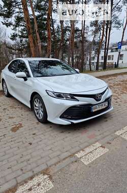 Седан Toyota Camry 2019 в Киеве