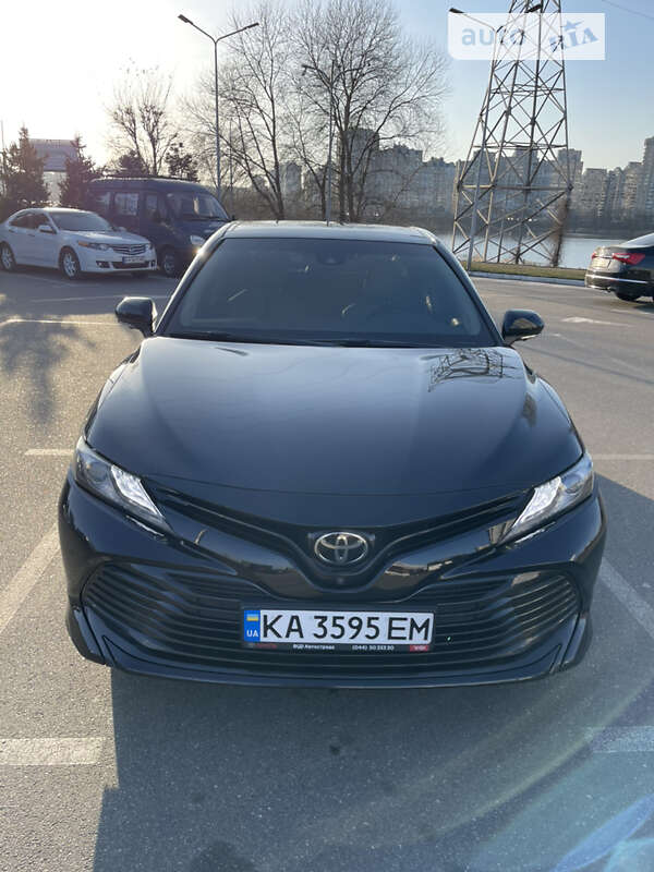 Седан Toyota Camry 2017 в Киеве