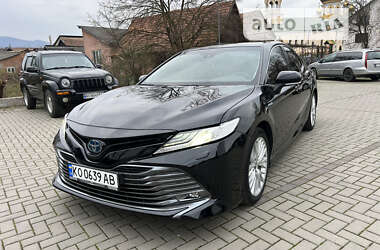 Седан Toyota Camry 2019 в Хусті