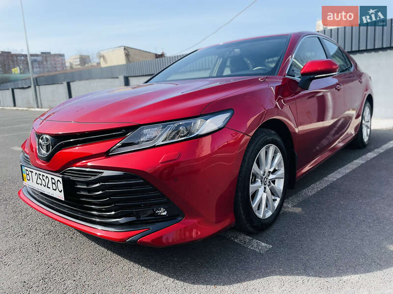 Седан Toyota Camry 2018 в Херсоне