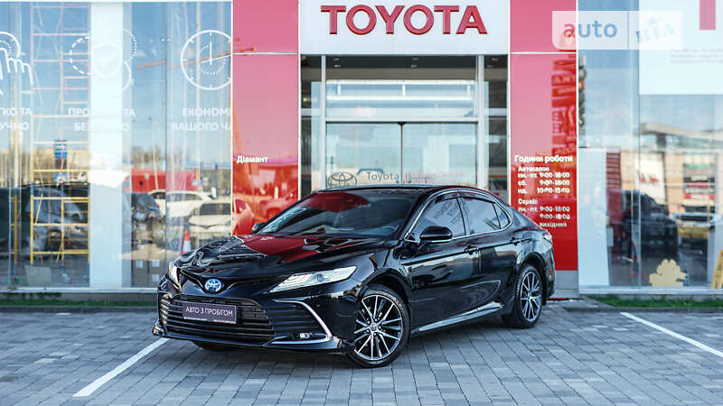 Седан Toyota Camry 2023 в Львові