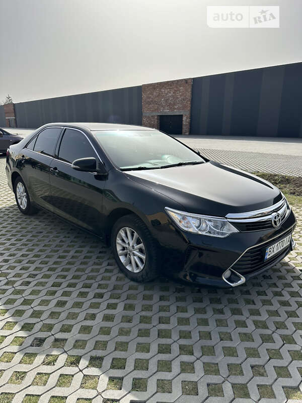 Седан Toyota Camry 2016 в Хмельницькому