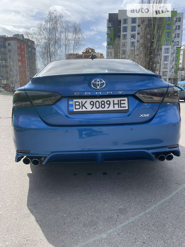 Седан Toyota Camry 2018 в Ровно