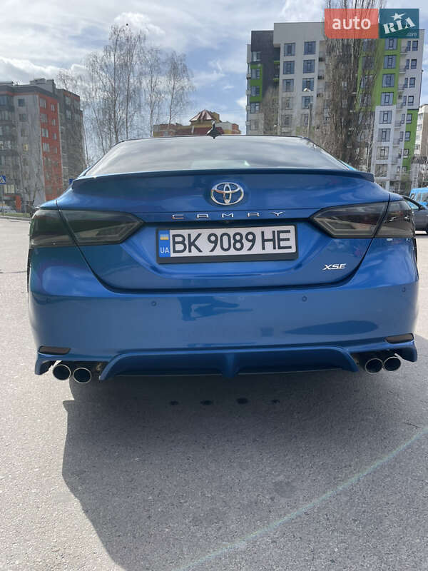 Седан Toyota Camry 2018 в Рівному