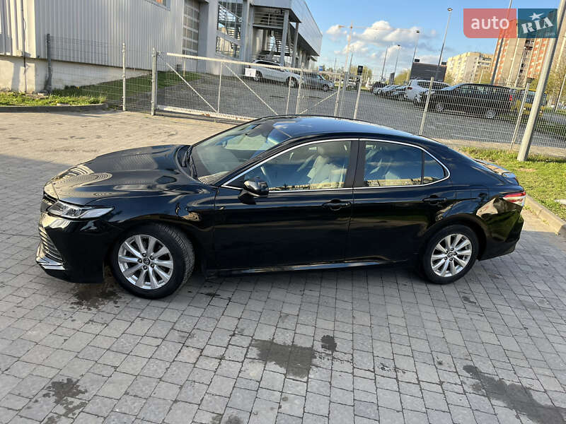 Седан Toyota Camry 2018 в Львові
