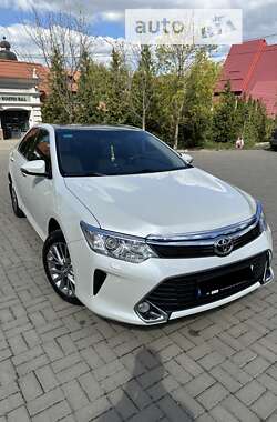 Седан Toyota Camry 2017 в Черновцах