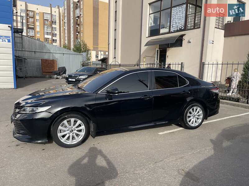 Седан Toyota Camry 2019 в Полтаве