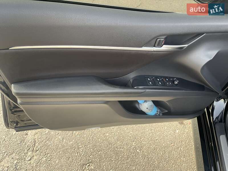 Седан Toyota Camry 2019 в Полтаве