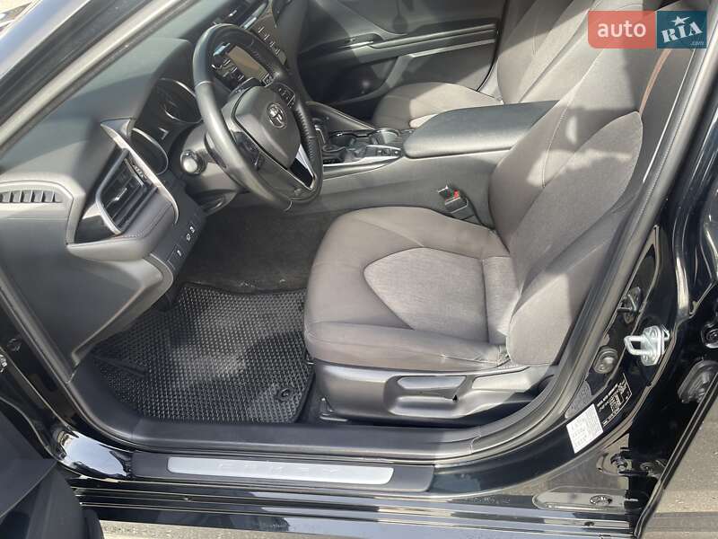 Седан Toyota Camry 2019 в Полтаве