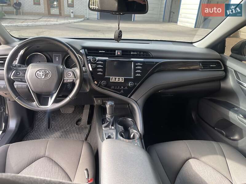 Седан Toyota Camry 2019 в Полтаве