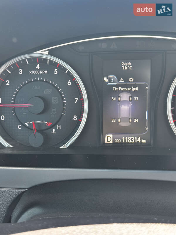 Седан Toyota Camry 2016 в Києві
