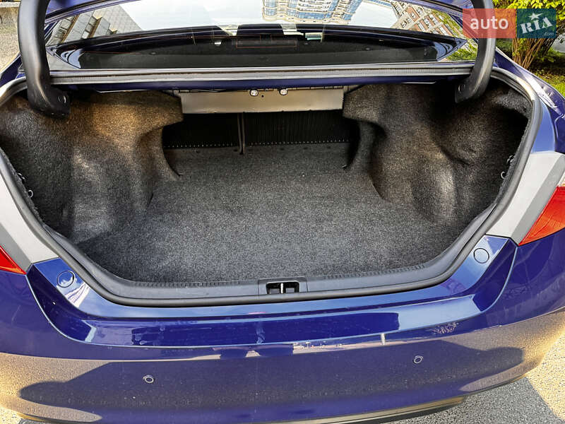 Седан Toyota Camry 2016 в Києві