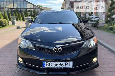 Седан Toyota Camry 2014 в Стрию