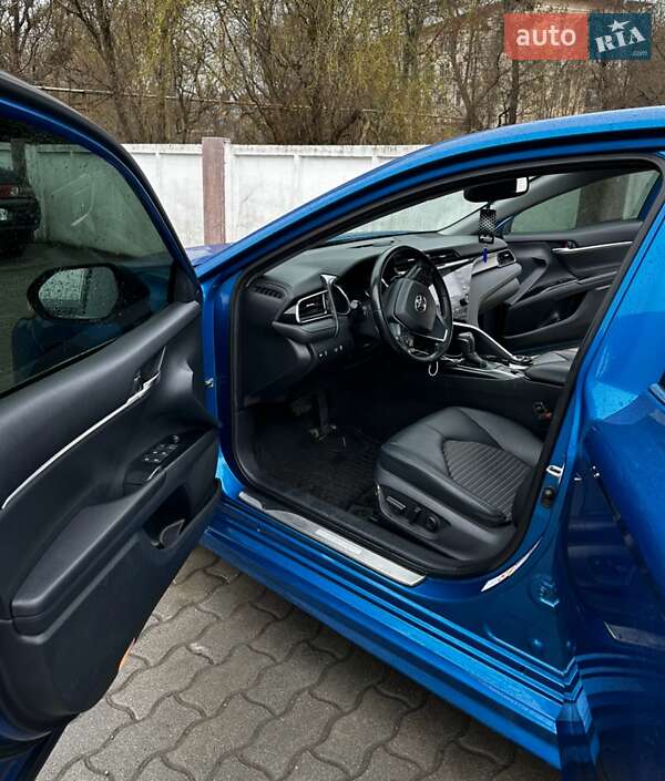 Седан Toyota Camry 2018 в Чернівцях