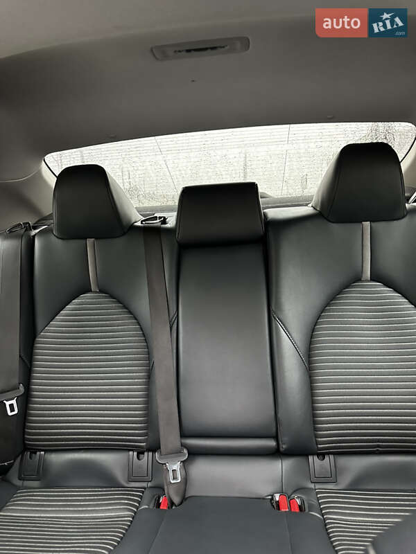 Седан Toyota Camry 2018 в Чернівцях