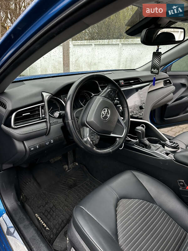 Седан Toyota Camry 2018 в Чернівцях