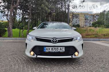 Седан Toyota Camry 2016 в Дніпрі