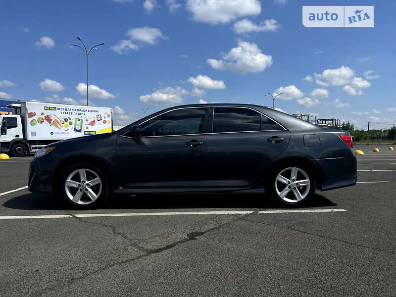 Седан Toyota Camry 2013 в Киеве