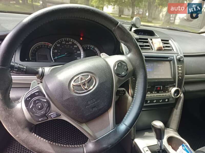 Седан Toyota Camry 2014 в Дніпрі
