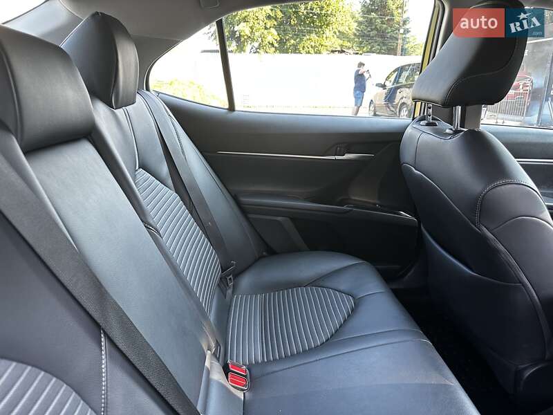 Седан Toyota Camry 2018 в Львові