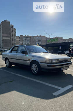 Седан Toyota Camry 1987 в Києві