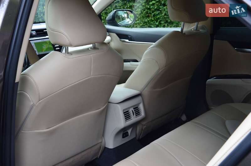 Седан Toyota Camry 2019 в Перечині