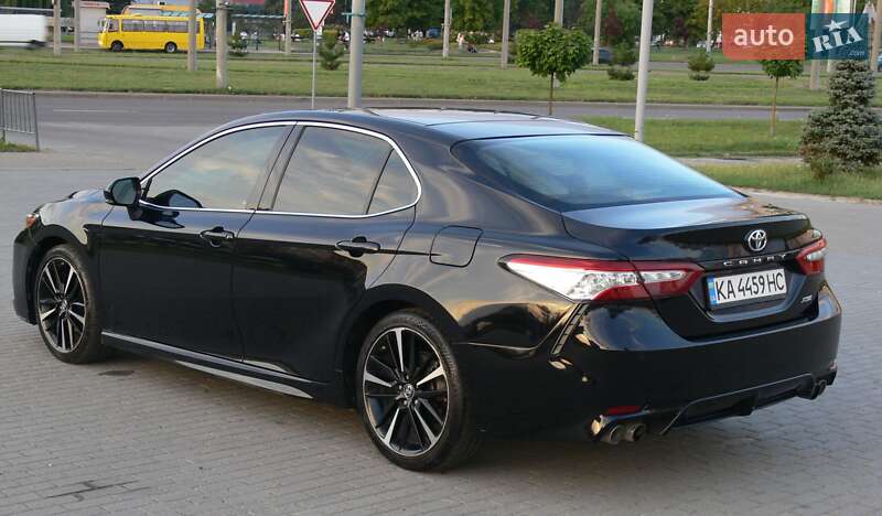 Седан Toyota Camry 2017 в Львове