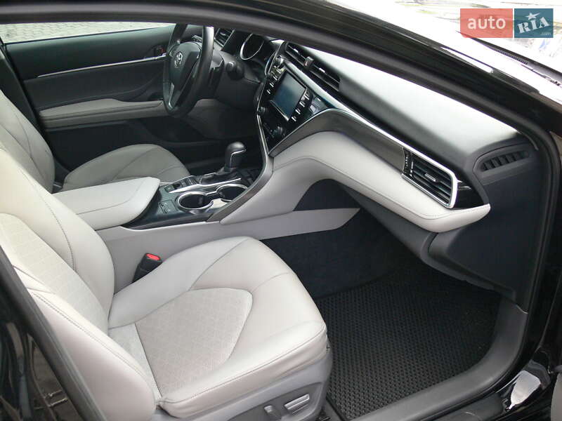 Седан Toyota Camry 2017 в Львове