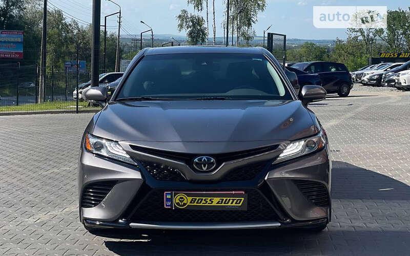 Седан Toyota Camry 2019 в Чернівцях