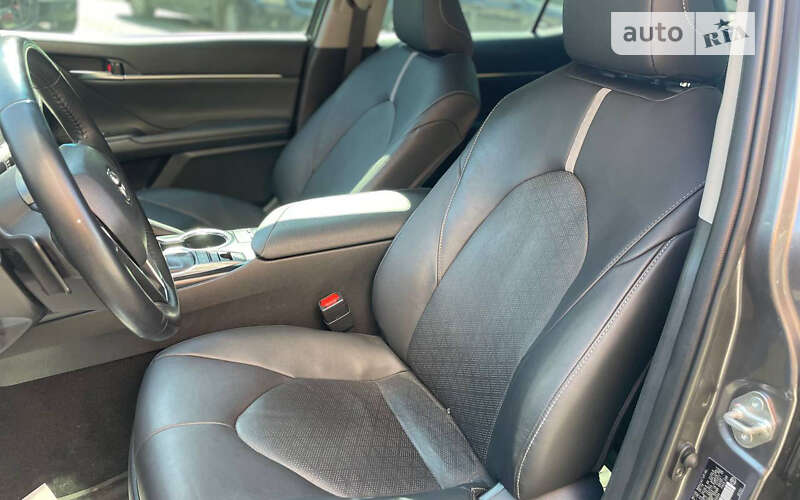 Седан Toyota Camry 2019 в Чернівцях