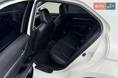 Седан Toyota Camry 2019 в Черновцах