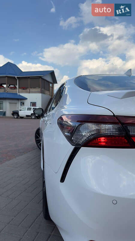 Седан Toyota Camry 2022 в Рівному