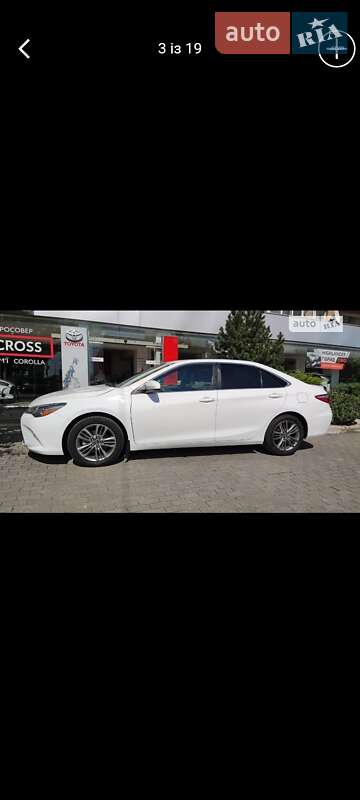 Седан Toyota Camry 2016 в Ужгороді