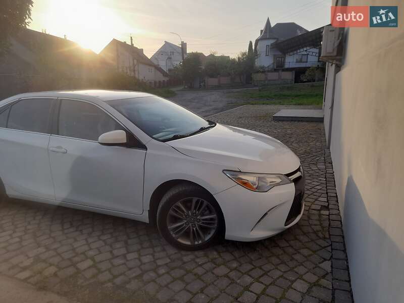 Седан Toyota Camry 2016 в Ужгороді
