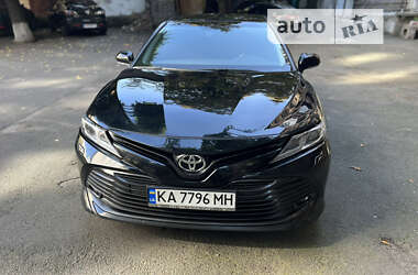 Седан Toyota Camry 2019 в Киеве