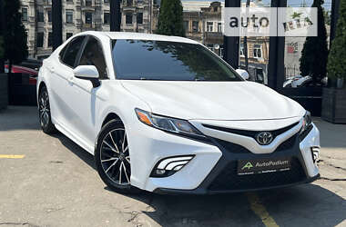 Седан Toyota Camry 2019 в Киеве