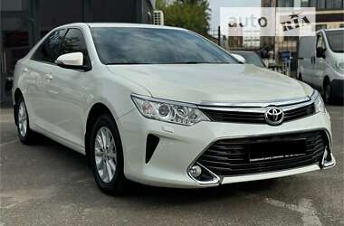 Седан Toyota Camry 2016 в Киеве