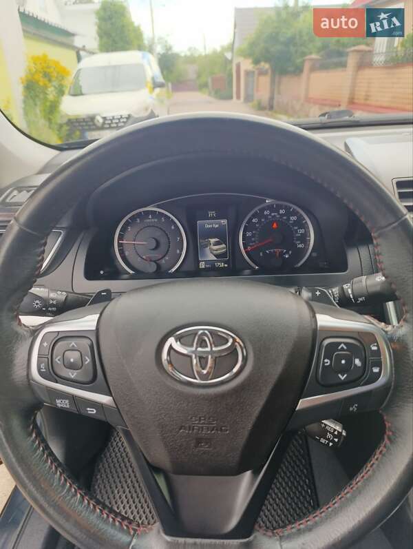Седан Toyota Camry 2017 в Житомирі