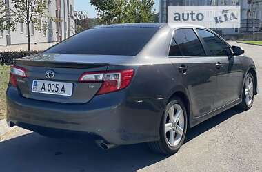 Седан Toyota Camry 2013 в Дніпрі