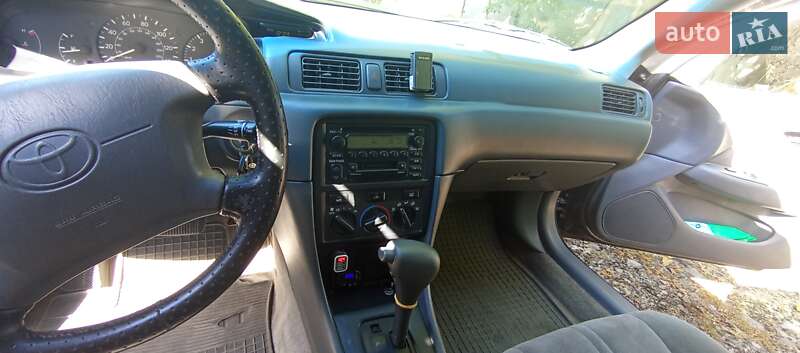 Седан Toyota Camry 2000 в Царичанке