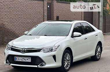 Седан Toyota Camry 2016 в Киеве