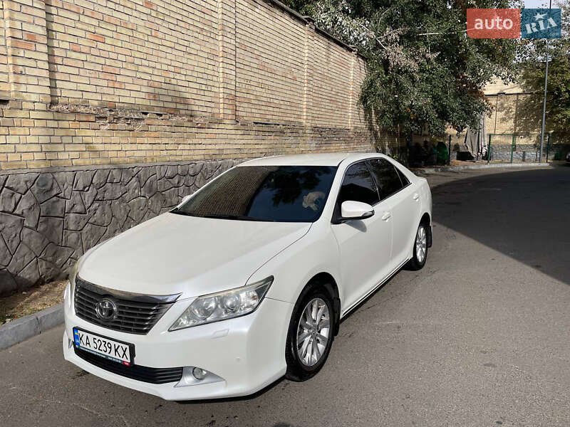 Седан Toyota Camry 2013 в Києві