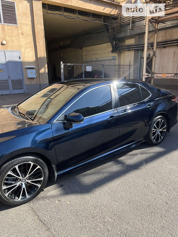 Седан Toyota Camry 2019 в Кривом Роге
