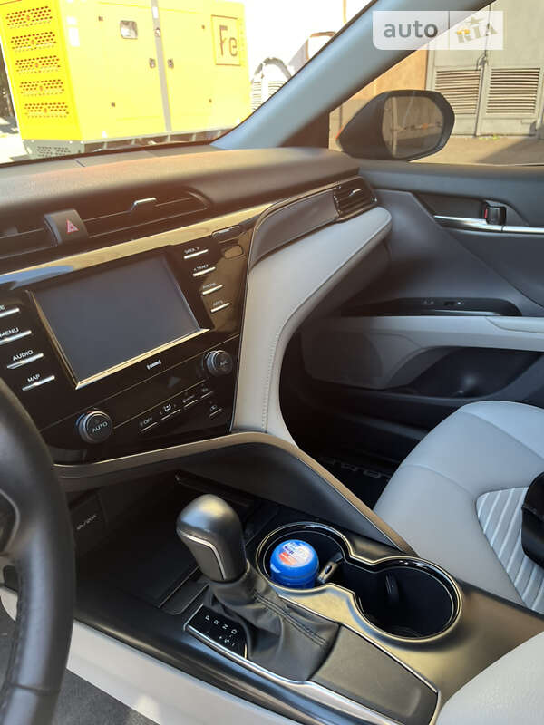 Седан Toyota Camry 2019 в Кривом Роге