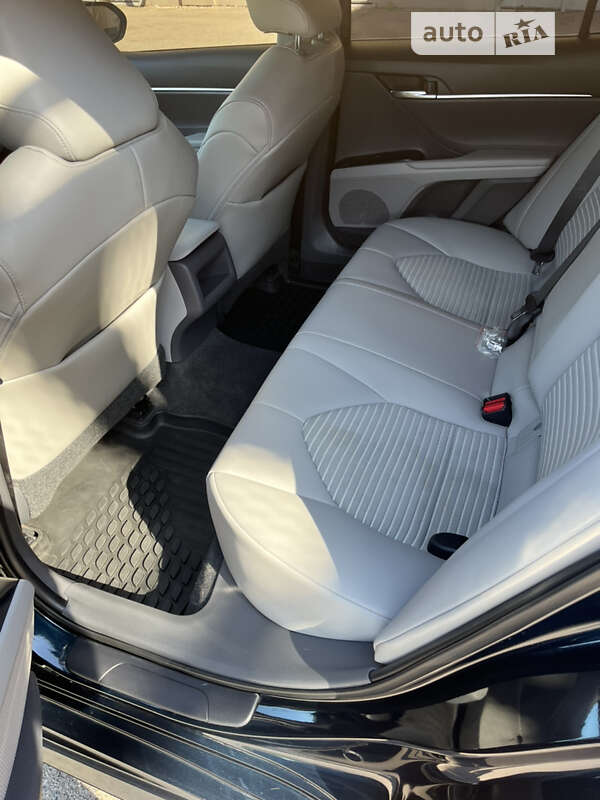 Седан Toyota Camry 2019 в Кривом Роге