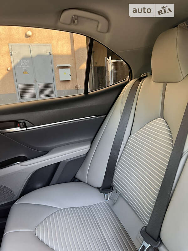 Седан Toyota Camry 2019 в Кривом Роге