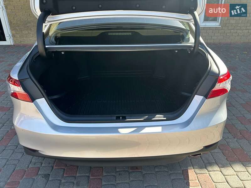 Седан Toyota Camry 2019 в Днепре
