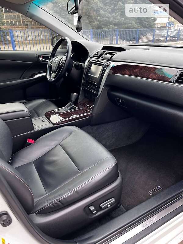 Седан Toyota Camry 2016 в Прилуках
